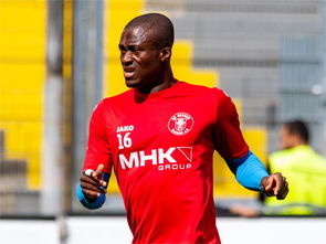 开云体育登录-莱比锡绝杀热刺，莱万梅开二度亚洲杯：激情四溢，赛场上的无畏之战