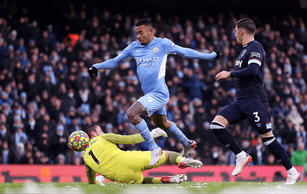 效力福尔图纳联队的前锋建功赢球