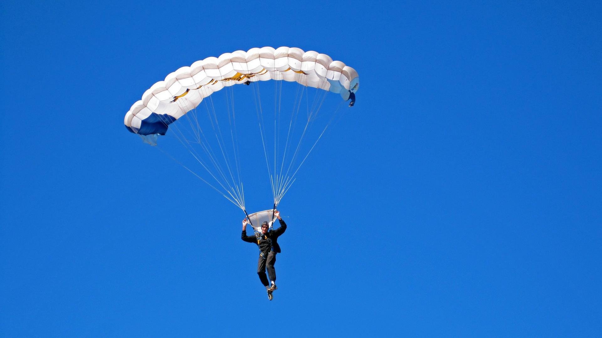 赛道与球场，F1揭幕战与魔术队的双重胜利