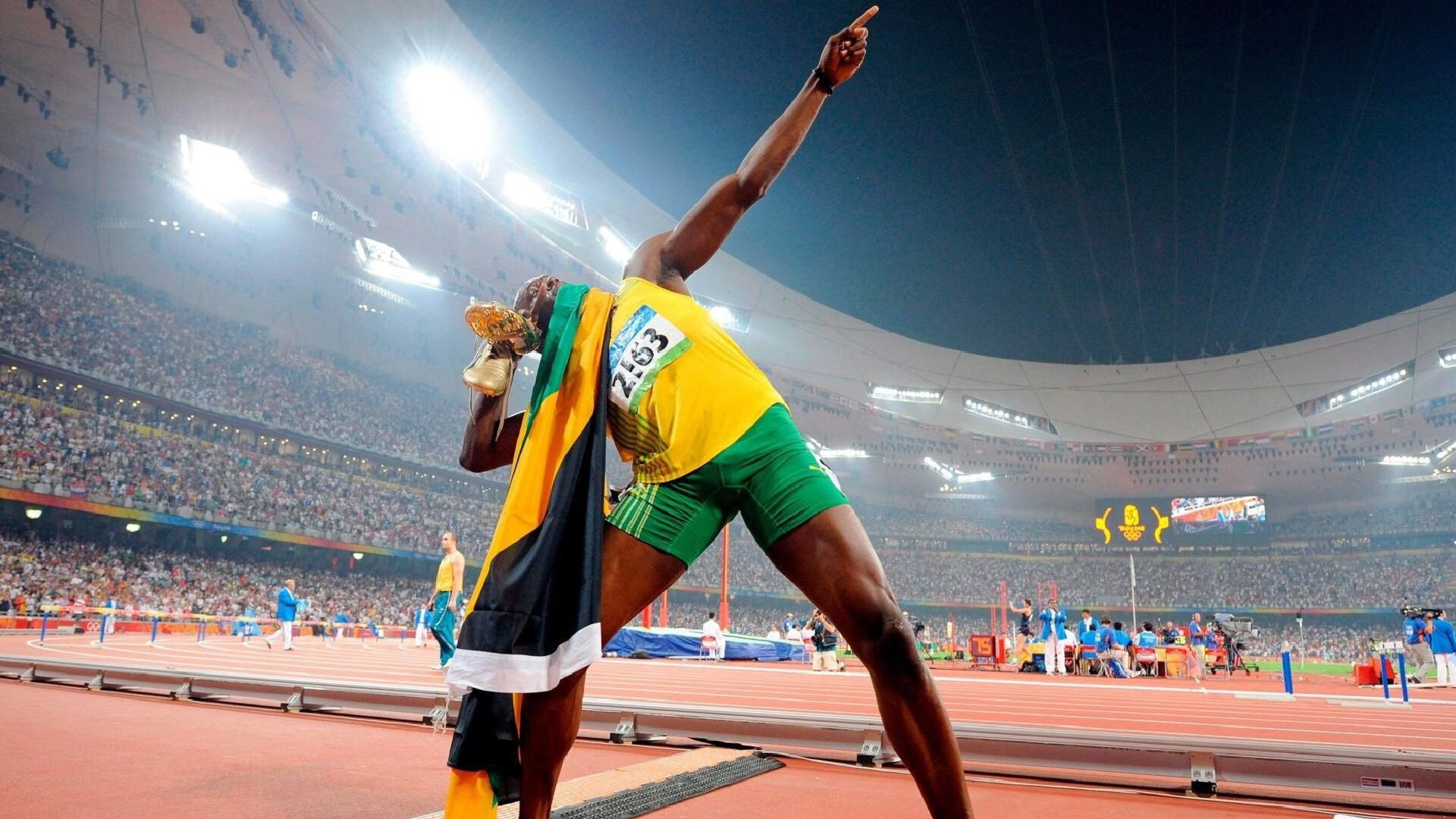 开云体育中国-赛道与球场，当F1街道赛的轰鸣遇见安菲尔德的险胜