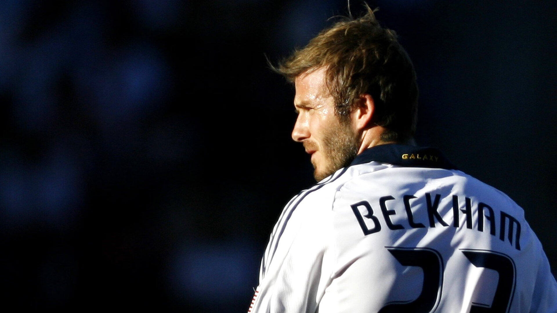 蓝色火焰征服夜空，卡塞米罗主宰中场，那不勒斯力克乌拉圭演绎独一档的史诗对决